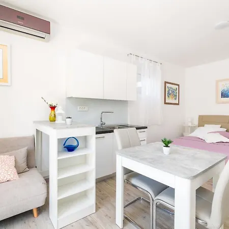 Nikola Apartment