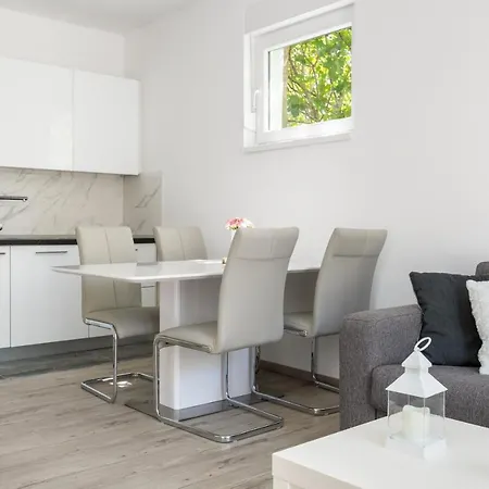 Nikola Apartment