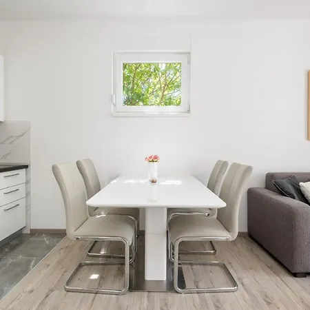 Nikola Apartment *