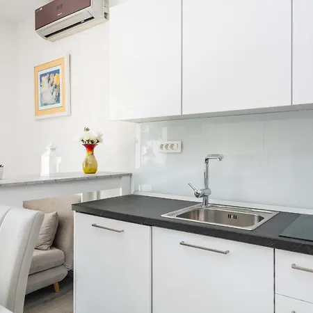 Nikola Apartment